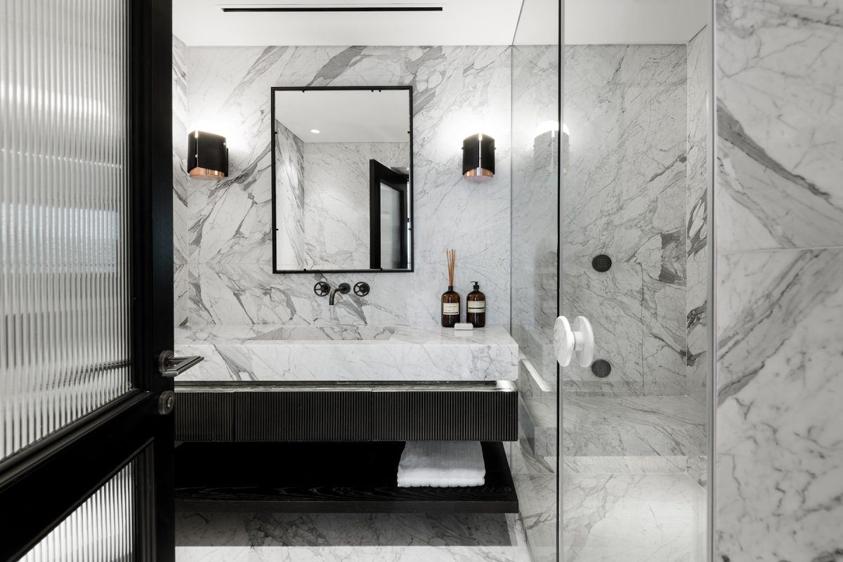 White City Apartment עיצוב תאורה בחדר האמבטיה על ידי קמחי תאורה